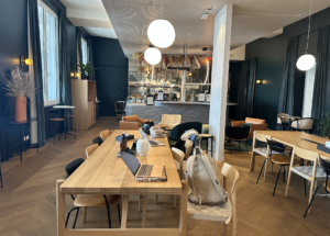 Un espace de co-working pour prendre un café et travailler