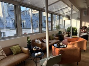 Espace canapé dans un coworking