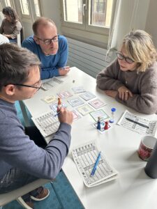 Les participants discutent des règles de vie lors d'un atelier autour du Workplace Game