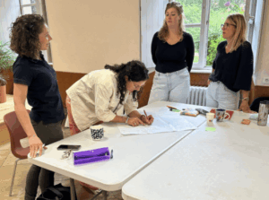 Participants travaillent en sous-groupe lors d'un atelier de co-construction