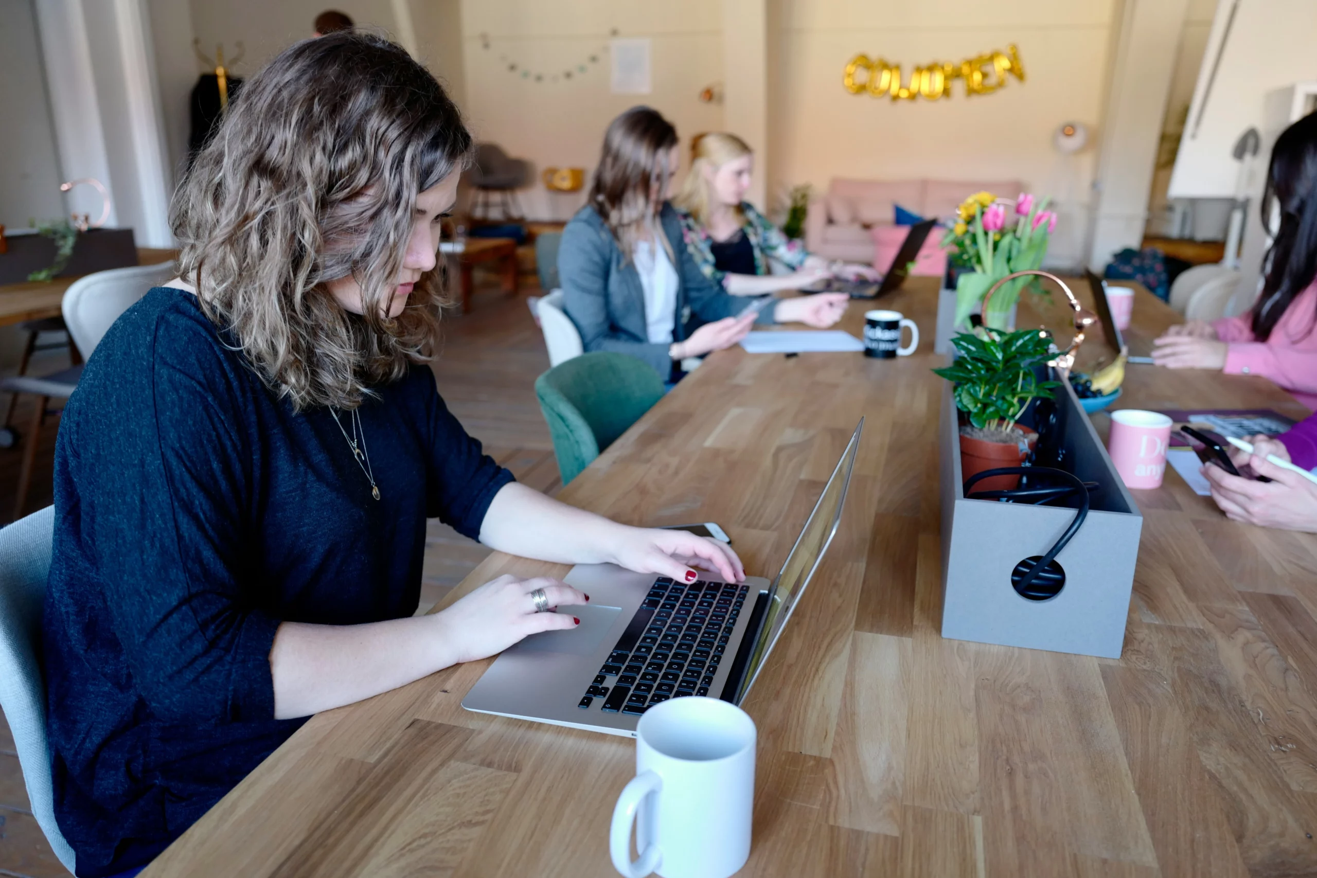 Penser un bureau pour les femmes : vers des espaces de travail inclusifs