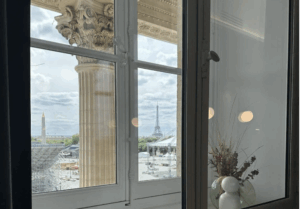 Une belle vue de Paris au bureau